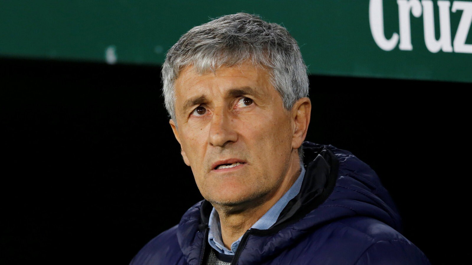 Quique Setien says the pressure is on the team for La Liga's title  